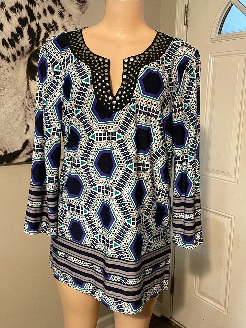 Ellen Tracy Stretch comfort neck detailed blouse Aztec statement sleeve shirt M